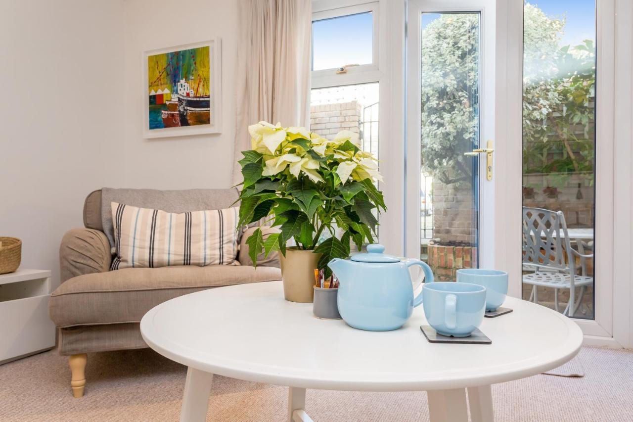 Modern Mews House With Free Parking Space, And Patio By Huluki Sussex Stays Brighton Bagian luar foto