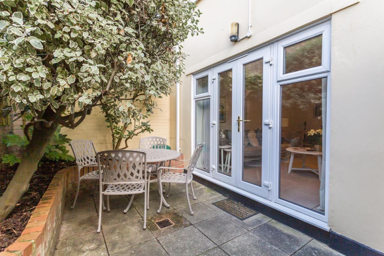 Modern Mews House With Free Parking Space, And Patio By Huluki Sussex Stays Brighton Bagian luar foto